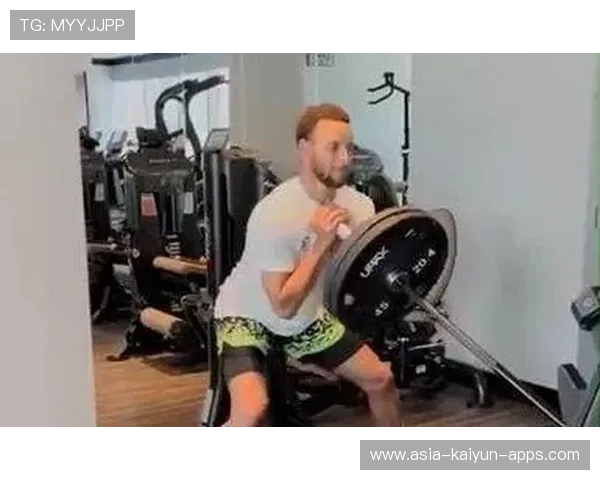 库里在训练后为残疾粉丝递水,细节引发赞赏 库里在训练后为残疾粉丝递水,细节引发赞赏