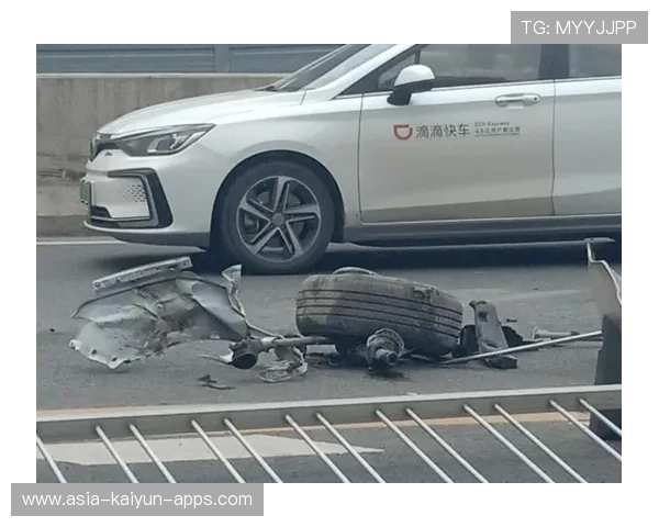 赛车维修失误导致轮胎飞出,险些造成事故 赛车维修失误导致轮胎飞出,险些造成事故