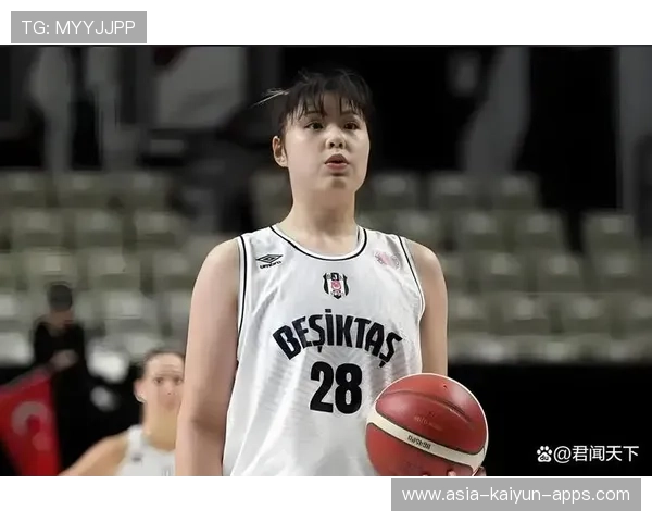 护具+裙子造型亮相，李月汝展现轻松一面